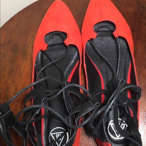 Red Ghille lace up pointed flat shoe - Picture 4 of 6